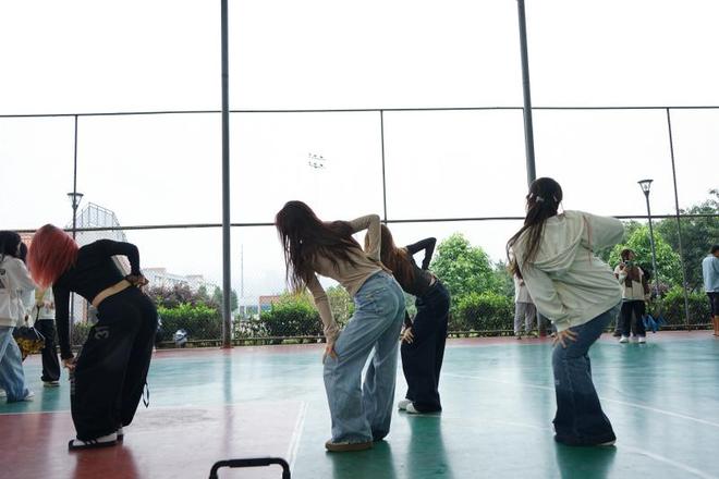 青春集结梦想启航！重庆工程学院双桥校区社团招新燃动校园(图4)