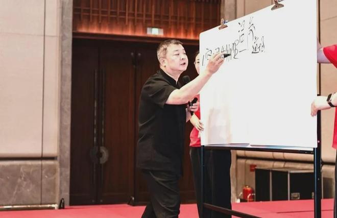 孩子沉迷手机？科学引导比粗暴禁止更有效！每天一块钱让改变落地！(图2)